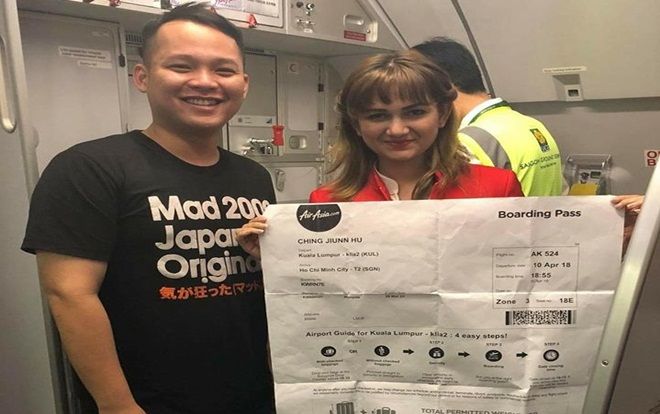 Bay tới Việt Nam, chàng trai Malaysia bị hội bạn 'chơi khăm' với tấm vé khổng lồ