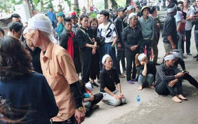 Người thân mang di ảnh bé trai 8 tuổi bị giết hại dã man đến nhà nghi phạm gào khóc thảm thiết