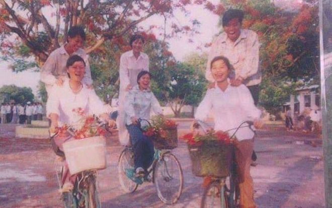 Quên photoshop đi vì nếu muốn có ảnh kỷ yếu đẹp long lanh, hãy học ngay cách chụp của thế hệ 7X, 8X