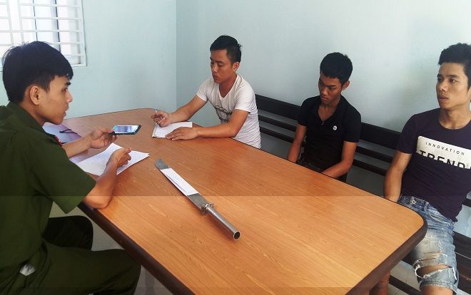 15 thanh niên cầm mã tấu đuổi chém người giữa phố