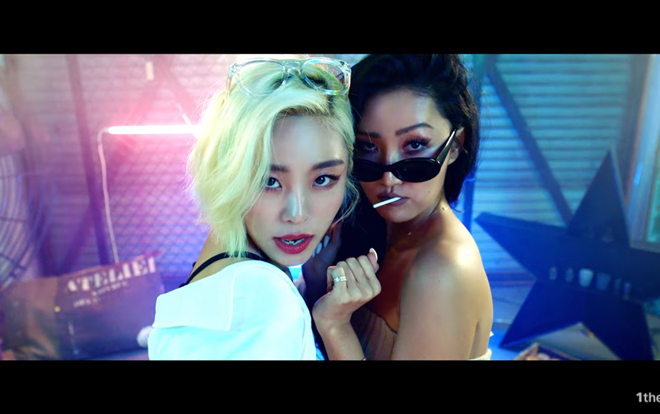 Không những trổ tài họa sĩ, Wheein còn rủ thêm bạn chí cốt vào MV solo đầu tay