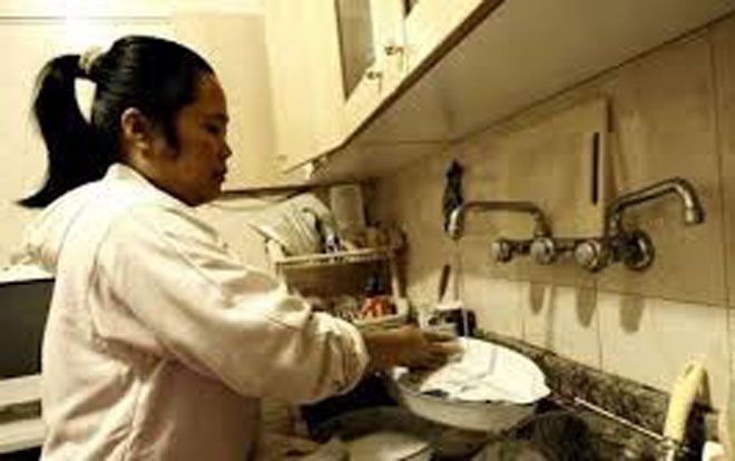 Phẫn nộ giúp việc bị chủ nhà ép uống thuốc tẩy