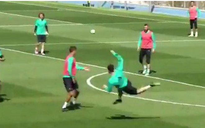 Sau 'ngả bàn đèn', Ronaldo lại vô-lê lập siêu phẩm trên sân tập