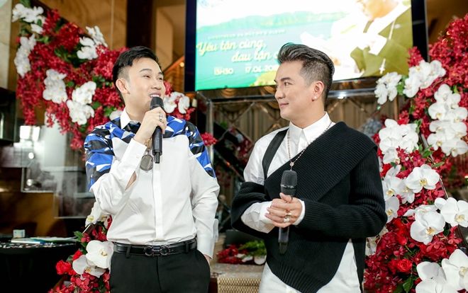 Dương Triệu Vũ khiến Mr. Đàm bối rối khi chi 100 triệu mua album ngay trong họp báo