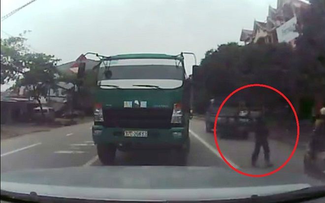 Chạy lấn làn, tài xế ô tô tải còn dừng lại mở cửa xe giữa đường gây bức xúc