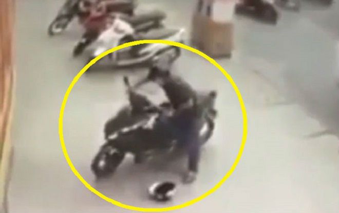 Clip: Cô gái bất lực nhìn tên trộm ngang nhiên bẻ khóa xe máy phóng đi