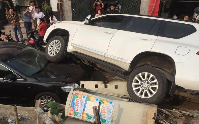 Tai nạn hi hữu: Tài xế ô tô lên dốc không kịp đánh lái đè bẹp đầu xe Camry