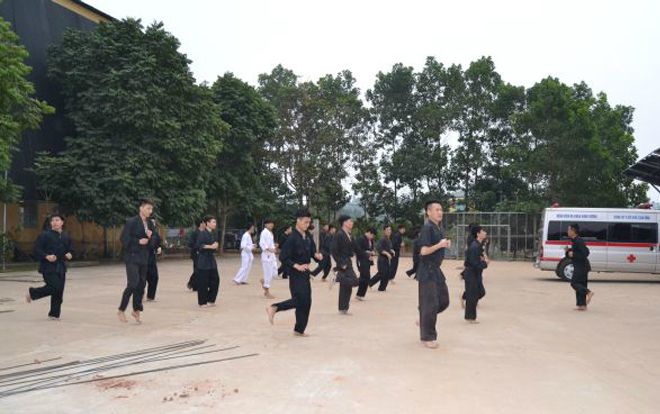 Hàng loạt bệnh viện lập chốt công an, thuê người dạy võ cho bác sĩ