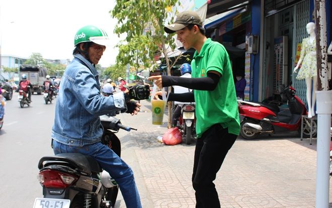 Nắng nóng kinh hoàng sinh viên Sài Gòn vẫn sẵn sàng 'phơi mình' ngoài trời 5 tiếng để đổi lấy 100K