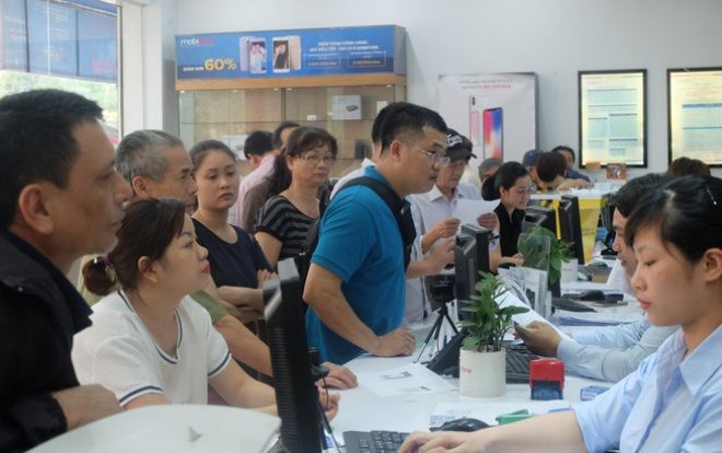 Người dân vật vã xếp hàng bổ sung thông tin thuê bao chính chủ