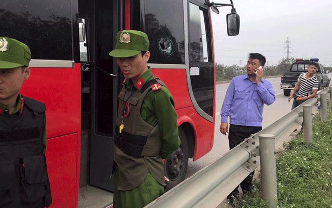 Nhóm đối tượng ném đá xe khách trên cao tốc khiến nhiều người bị thương phải nhập viện