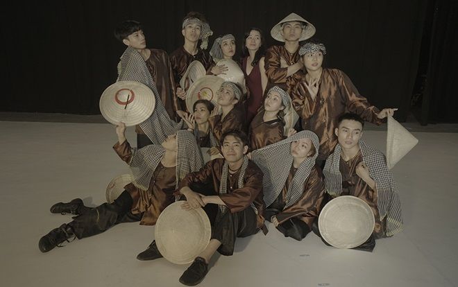 Quang Đăng mặc áo bà ba, đội nón lá trong điệu nhảy 'đặc sệt' văn hóa Việt