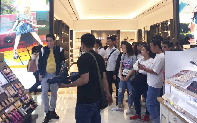 Đội quân áo trắng đội nắng ủng hộ thần tượng tham gia Manbrith - Khi đàn ông mang bầu