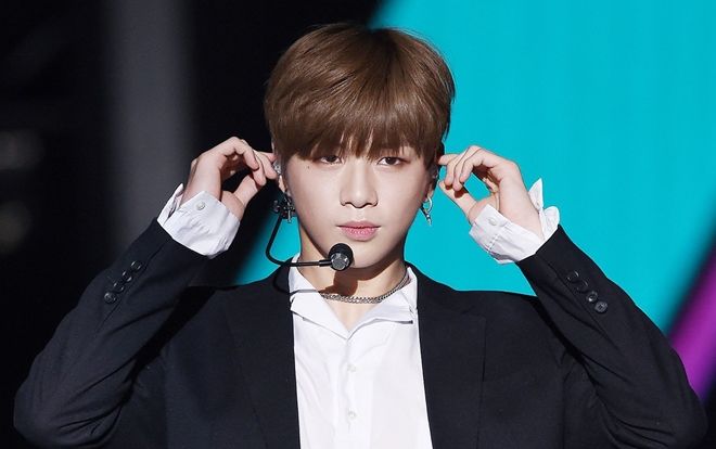 ‘Rụng tim’ với khoảnh khắc ‘Chỉnh tai nghe thôi mà cũng sexy’ từ dàn nam thần Kpop