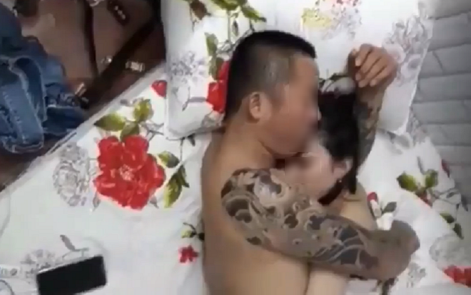 Bị bắt quả tang, chồng vẫn dửng dưng ôm bồ nhí ngủ tiếp mặc cho vợ livestream cảnh mình ngoại tình
