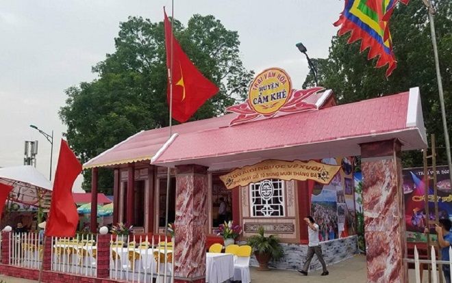 Phong phú gian trưng bày sản vật địa phương mừng giỗ tổ Hùng Vương