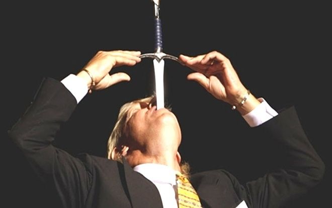 Nuốt lưỡi dao, bị chôn sống ngay trên sân khấu hay những sai lầm 'chết người' của các ảo thuật gia nổi tiếng