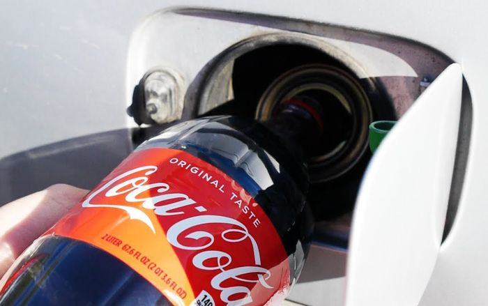 Thử trộn Coca-Cola vào bình xăng xe hơi và cái kết bất ngờ