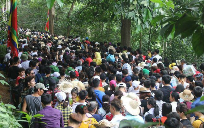 Chưa chính hội, Đền Hùng đã đông nghịt người, ùn tắc kéo dài nhiều giờ
