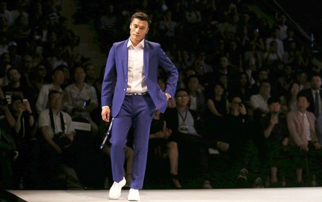 Bùi Tiến Dũng biểu diễn thời trang quốc tế khiến fan 'rụng tim': Vui hay buồn?