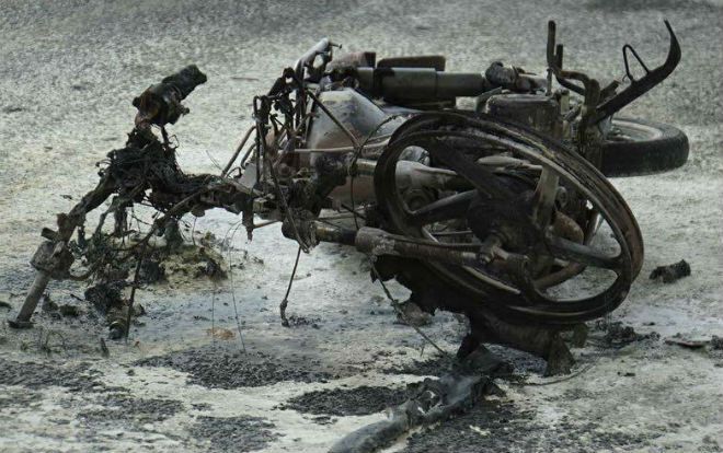 Bực tức vì bị CSGT xử phạt, nam thanh niên phóng hỏa đốt xe máy cháy rụi