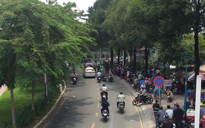 Cô gái tử vong bên lề đường với vết thương ở cổ, nghi bị sát hại