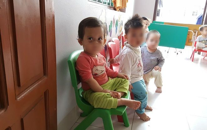 'Ẩn khuất' từ cơ sở mầm non về nhà, bé 14 tháng tuổi bị tụ máu hai mắt
