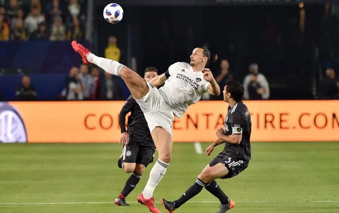 Ibrahimovic dùng 'Kung-fu' để chuyền bóng khiến đối thủ ngỡ ngàng