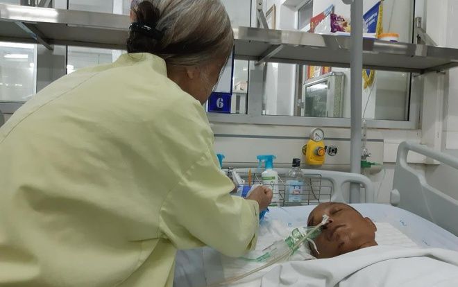 Mẹ người đàn ông bị xe bán tải kéo lê hàng trăm mét: ‘Tiền bạc không còn, sắp tới chẳng biết lấy gì đóng viện phí cho con’