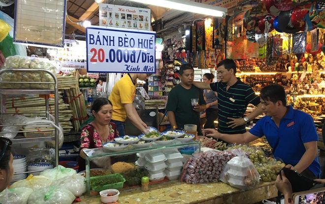 Tiệm bánh bèo trứ danh chợ Bến Thành, 22 năm ngày nào cũng bán hơn ngàn đĩa mà khách vẫn xếp hàng dài chờ mua