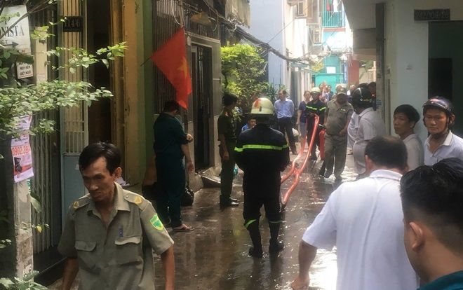 Ngôi nhà 2 tầng trong hẻm bất ngờ bốc cháy dữ dội, 2 người mắc kẹt may mắn được giải cứu