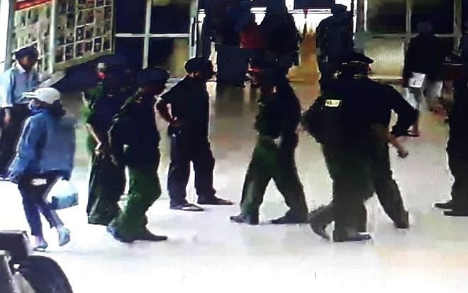 Người nhà bệnh nhân cầm dao đe dọa bác sĩ: Mục đích là tìm kẻ gây tai nạn 'xử lý'?