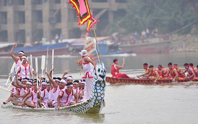 Cả khúc sông Lô 5km náo nhiệt vì gần 200 trai tráng đua thuyền