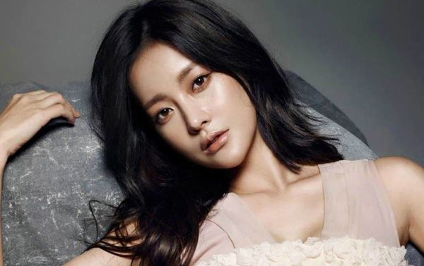 Để lọt vào mắt xanh của phi công Kim Bum, Oh Yeon Seo đã chăm sóc sắc đẹp như thế này đây