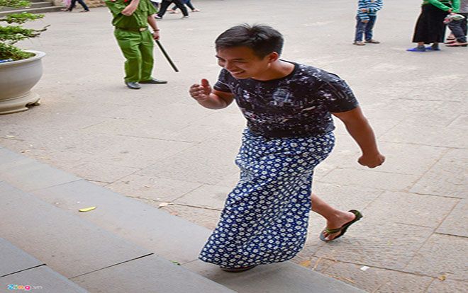 Công an ngăn người mặc quần đùi, váy ngắn vào Đền Hùng