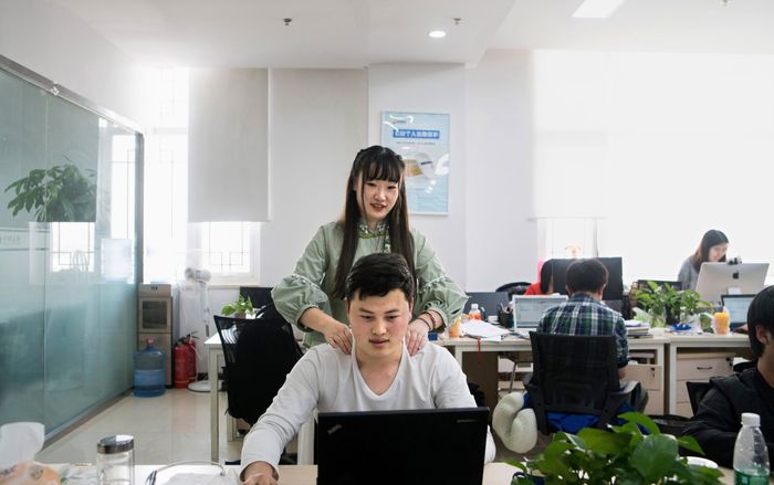 Nghề ‘hot’ tại Trung Quốc: Tuyển gái xinh chăm sóc dân IT, công nghệ