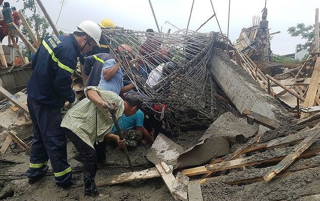 Đào bới tìm kiếm các nạn nhân trong đống đổ nát sau tai nạn sập giàn giáo công trình