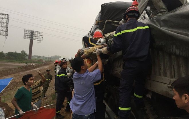 Cảnh sát dùng máy cắt thủy lực đưa 3 người thương vong bị mắc kẹt trong cabin ra ngoài