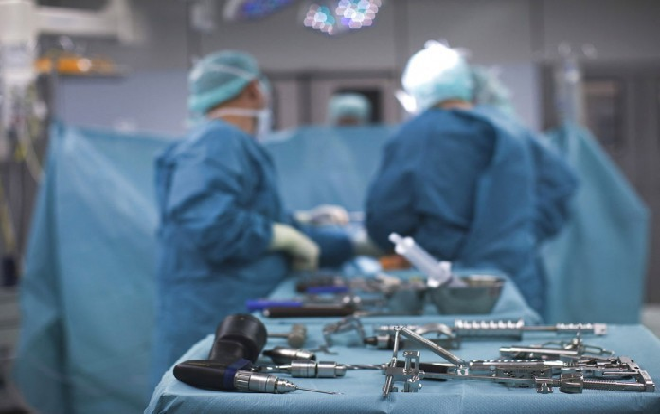 Mang vết thương ở đầu nhưng bị phẫu thuật… chân