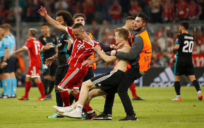 Fan cuồng lao xuống sân, ‘đại náo’ trận bán kết giữa Bayern và Real