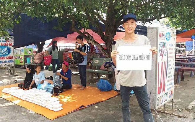 Những bữa cơm chay miễn phí ấm lòng người nghèo của sinh viên Đại học Nông Lâm TP.HCM