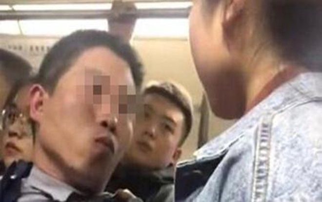 Bị sàm sỡ chốn đông người, cô gái ‘nổi khủng’, túm cổ áo dạy gã biến thái bài học nhớ đời