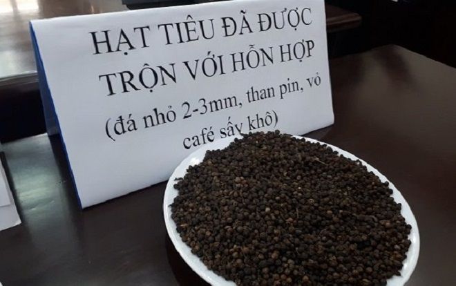 Cận cảnh phế phẩm 'cà phê pin con Ó' được trộn vào hạt tiêu