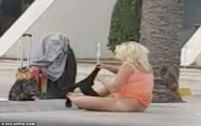 Người phụ nữ thản nhiên lột đồ giữa sân bay