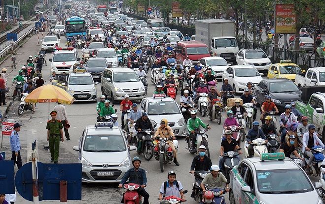 Người dân ùn ùn rủ nhau đi nghỉ lễ, mọi ngả đường quanh Thủ đô đều kẹt cứng