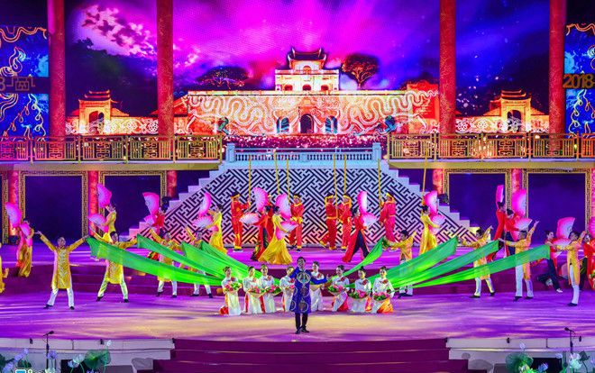 Pháo hoa hòa nhịp cùng Hầu văn xứ Huế trong đêm khai mạc Festival
