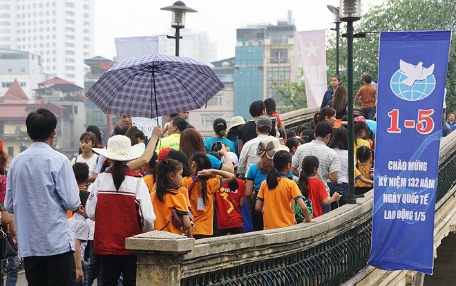 Dù trời mưa, các điểm vui chơi cho trẻ em vẫn đông nghịt dịp nghỉ lễ