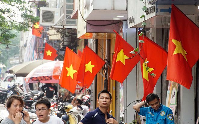 Hà Nội - Sài Gòn rợp màu cờ đỏ sao vàng mừng ngày 30/4