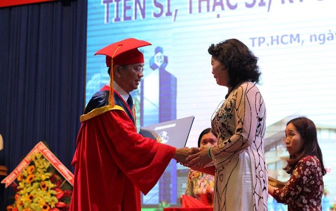 Trao bằng thạc sĩ danh dự cho nữ sinh mất vì tai nạn giao thông