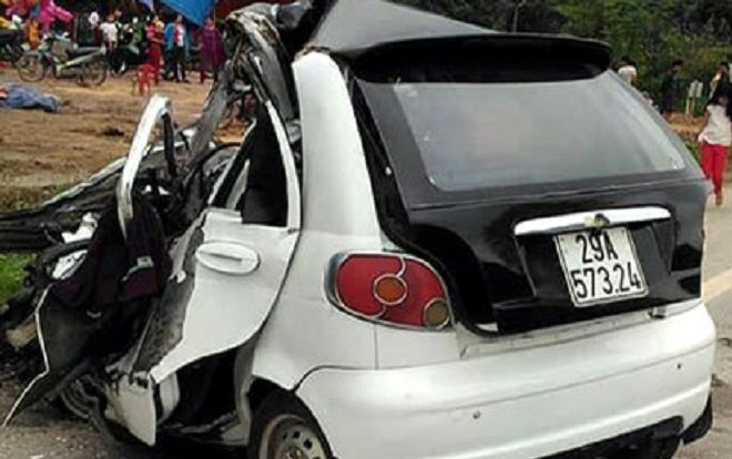 Xe khách đối đầu ô tô 4 chỗ, 1 người chết, 2 người bị thương